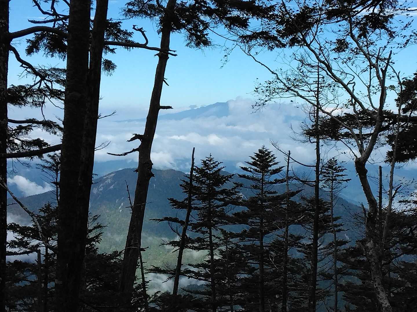 晴れてるけど御嶽山には雲がかかってる。