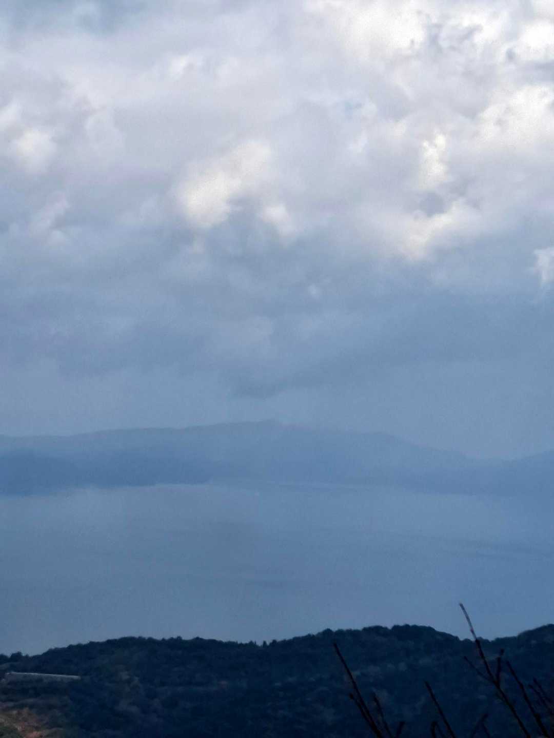 天草上島の倉岳がかすかに