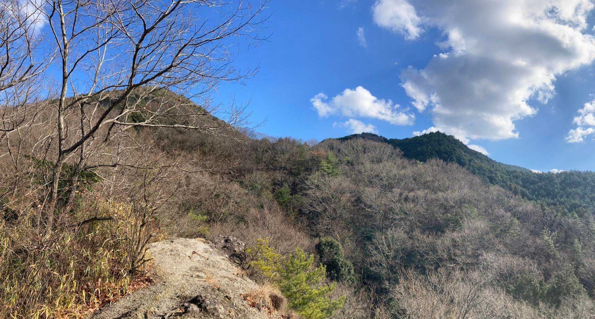 途中の展望ポイントから雄岳と雌岳を見上げます