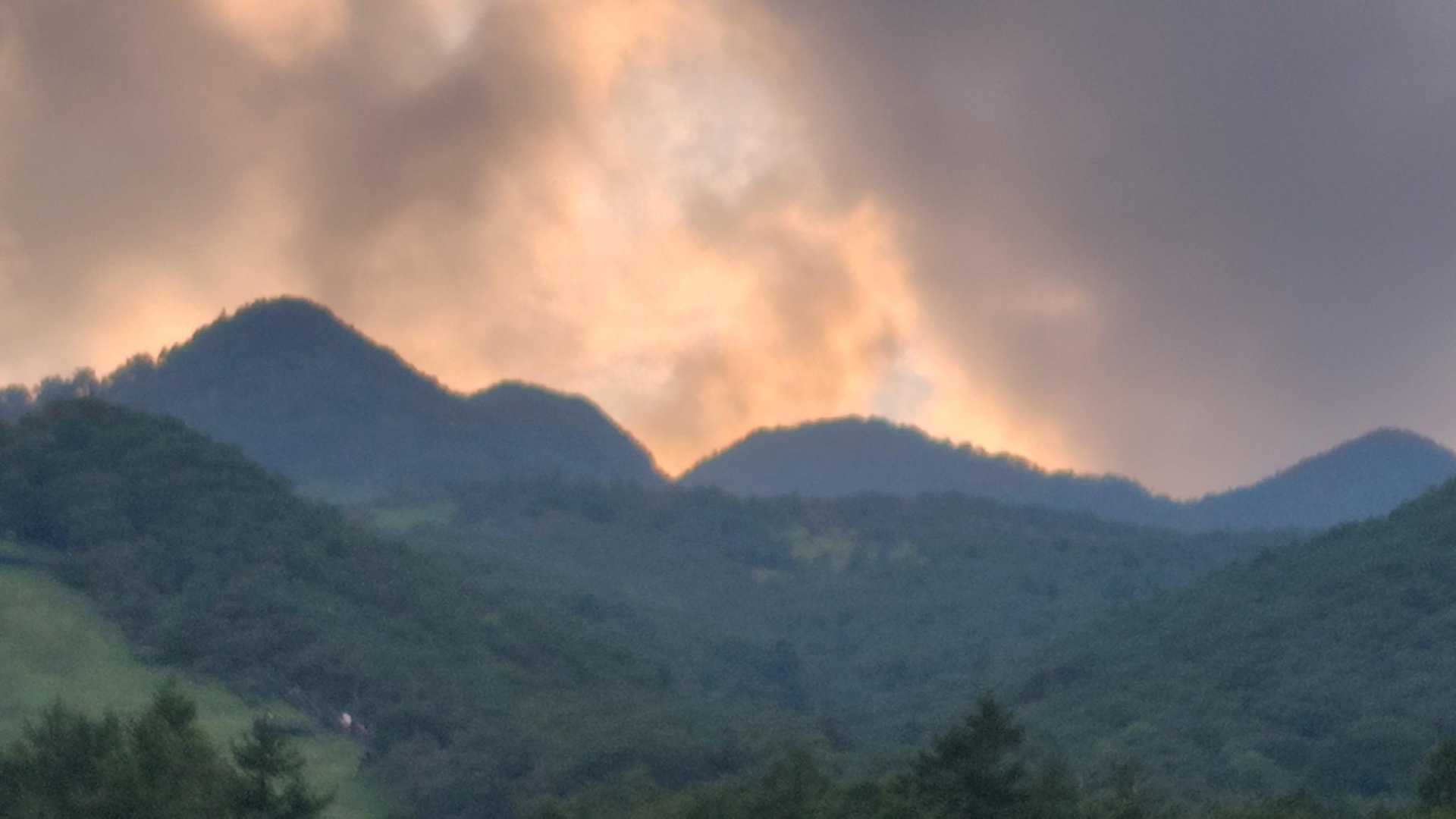 赤薙山（左）をズーム。