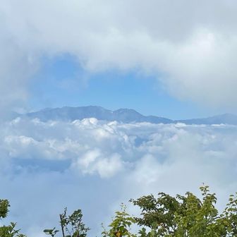 雲の額縁の中に南アルプスが見えました♥️