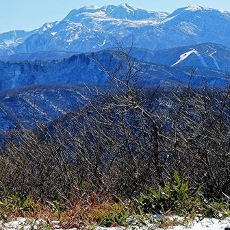 山が「へ」の字に白いのはセイモアスキー場？