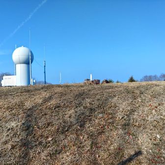 茶臼山三角点 網の隙間から📸
お触り無しです😙