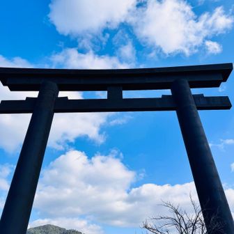 大鳥居⛩️
今年も一年元気にお山歩き出来て感謝です(2月始めに二上山で尻もちついて尾骨ヒビで1ヶ月ほどお休みしてましたが)😊
いつもたくさんのDOMOや絵文字、コメントありがとうございました☺️
明日から大掃除頑張ります🧹
良いお年を🫡