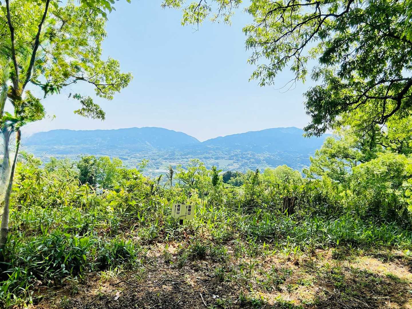 金剛山と葛城山

この季節の山頂は、葉が芽吹き良い感じに日陰になっていて吹き抜ける風がほんと心地良い🙆‍♀️💕

頑張って登って来た義兄も登頂出来た事を喜んでいた様子✨ﾖｶｯﾀｰ‼︎