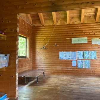 中の様子。携帯トイレ用のスペースがありました。水場は少し離れたところにあるらしい。