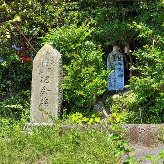 こちらも何か祀ってあった。