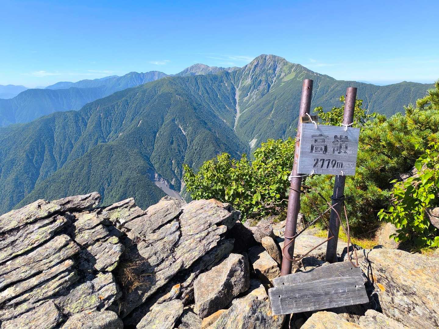 日本百高山のひとつ、高嶺(2779m)。地蔵岳からずっと木陰がないのでとにかく暑い。"たかみね"？"たかね"？どっちなのケーシー先生、グラッチェ！