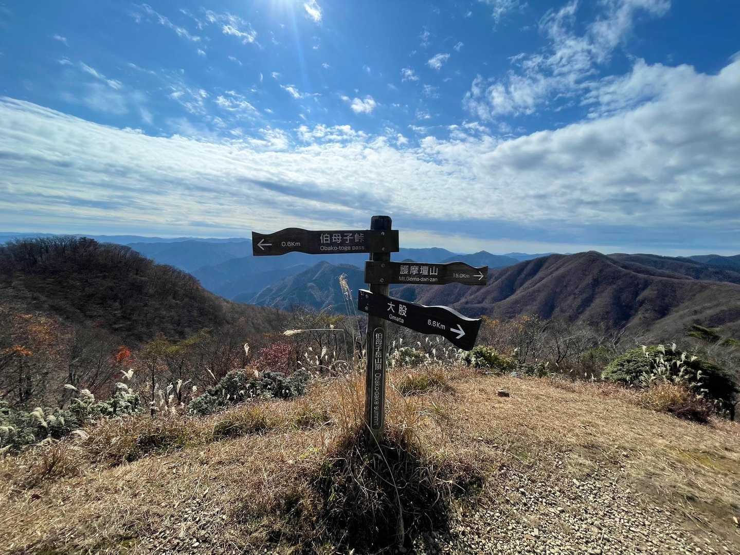 山頂到着、風も弱くのんびりしました😊