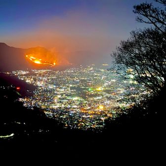 今回、この光景が炎舞のピークと感じました。
多重露光のプロ写真は新聞で楽しむことにします。