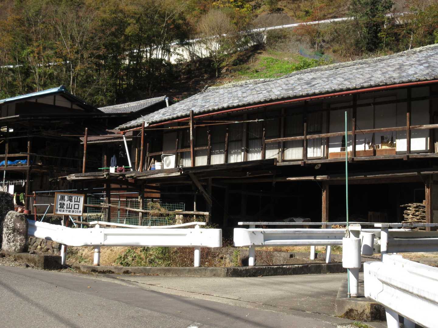 上底瀬登山口
ここから馬の背の入口の峠まで登りになります。車道ですが結構急なところがあります。