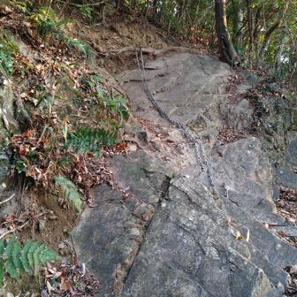 こんな所にも鎖場。