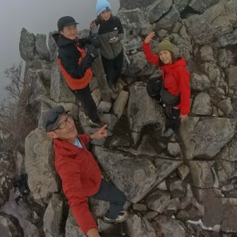 乾徳山でイエーい⛰️
真っ白な山頂に✌︎('ω')✌︎
次はこのメンバーで川上村から甲武信ヶ岳！