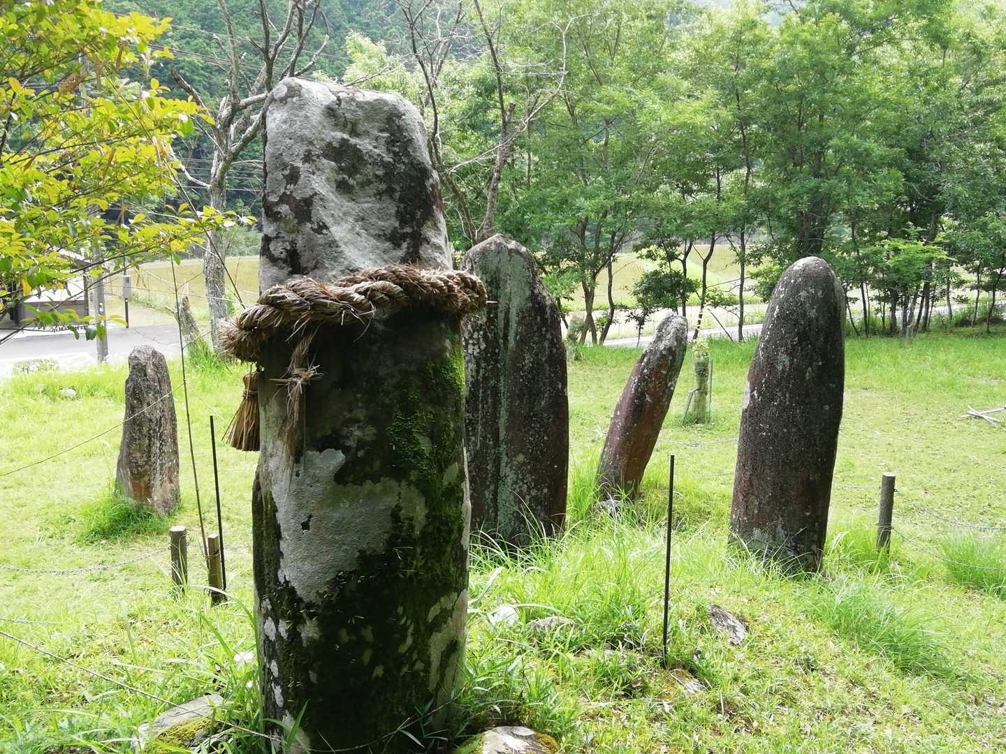 案内板には祭祀場とか、墓の標石とか、説明してあった。