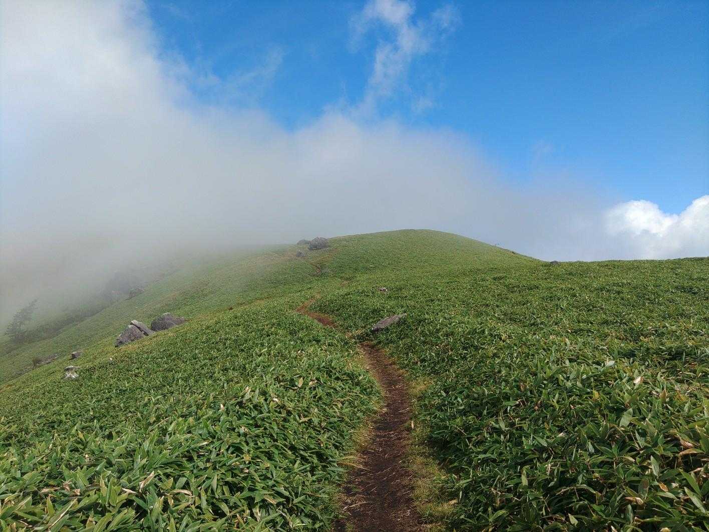 三峰山 | なだらかな笹原にそびえる全方位の展望峰へ、古道・中山道の最高地点からの写真