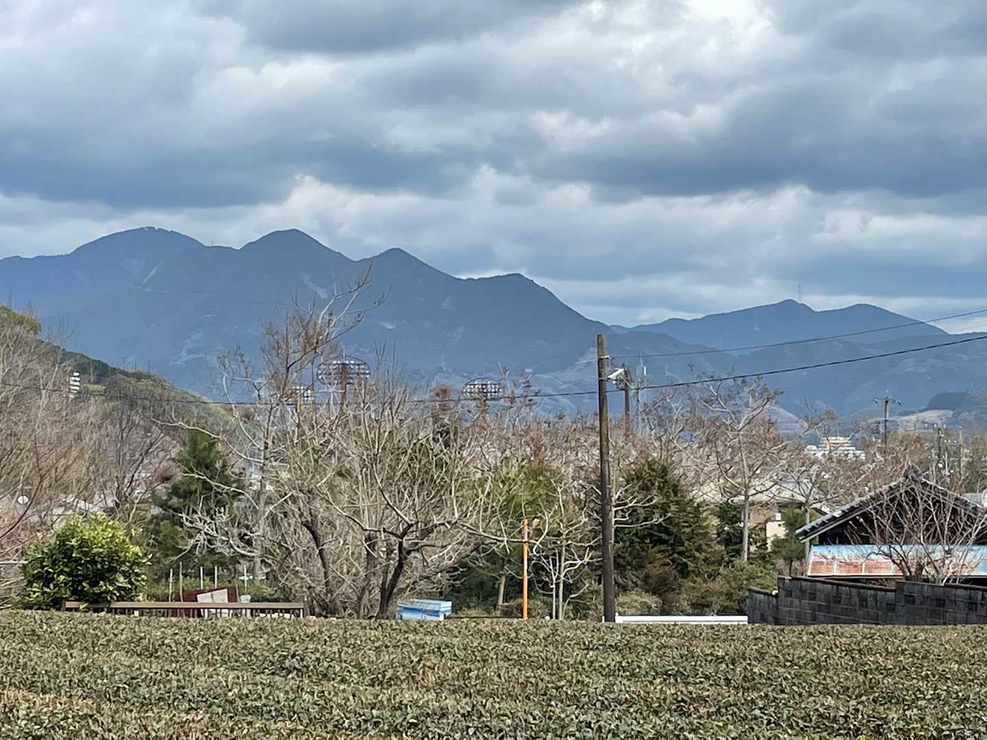 左から竜爪山文珠岳、若山、トリ…じゃなくて第二スマホ山、右奥は高山の耳ふたつ^ ^
薬師岳は文珠の陰なのねー👀