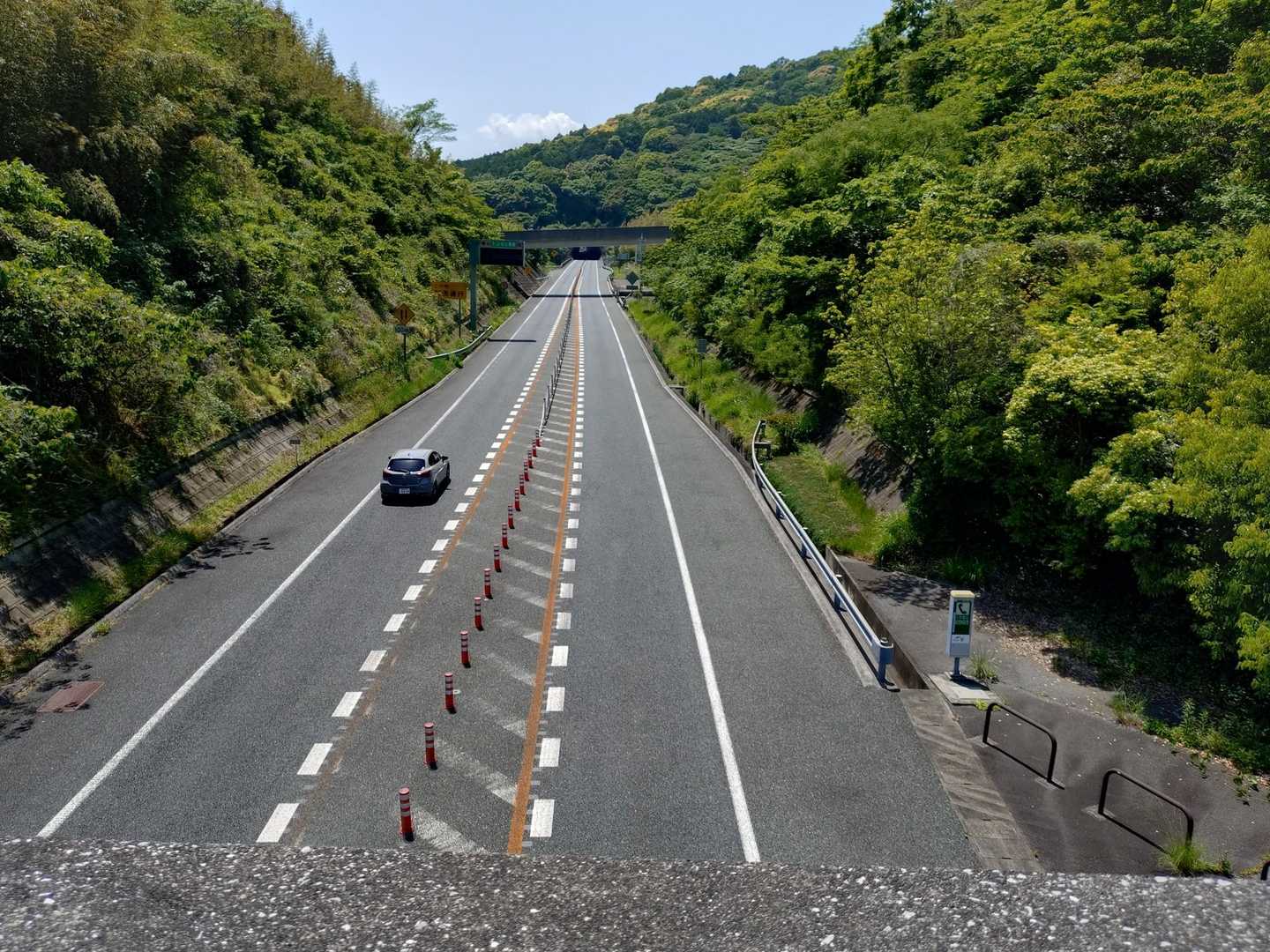 日出バイパスの上を通過