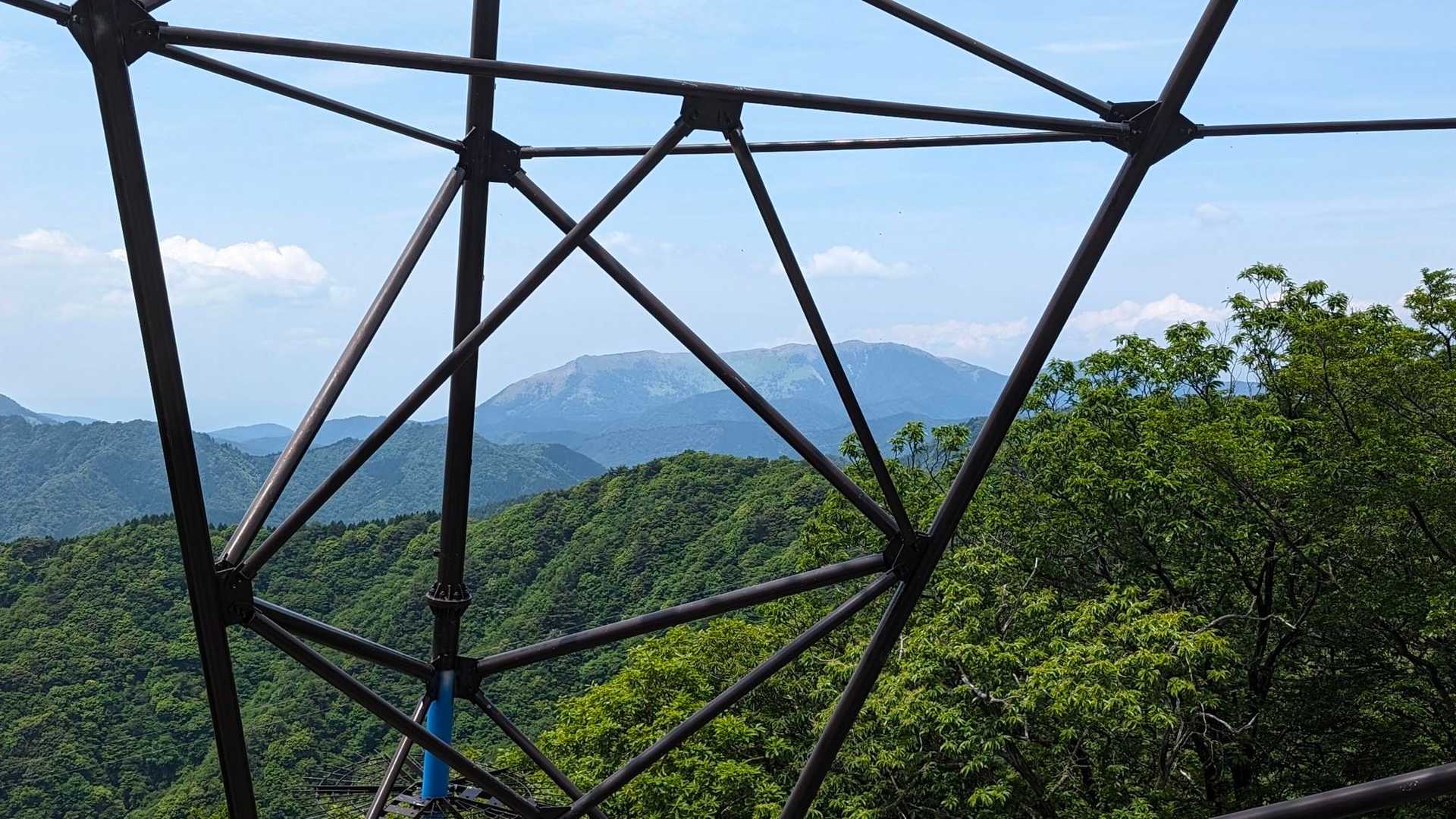 鉄塔下から正面に霊仙山が見えます。復路にここの鉄塔下で休憩をしていたらアナグマが通って行きましたよ。
