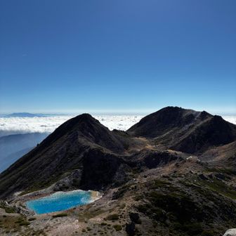 山頂から御前峰、剣ヶ峰、翠ヶ池が見える