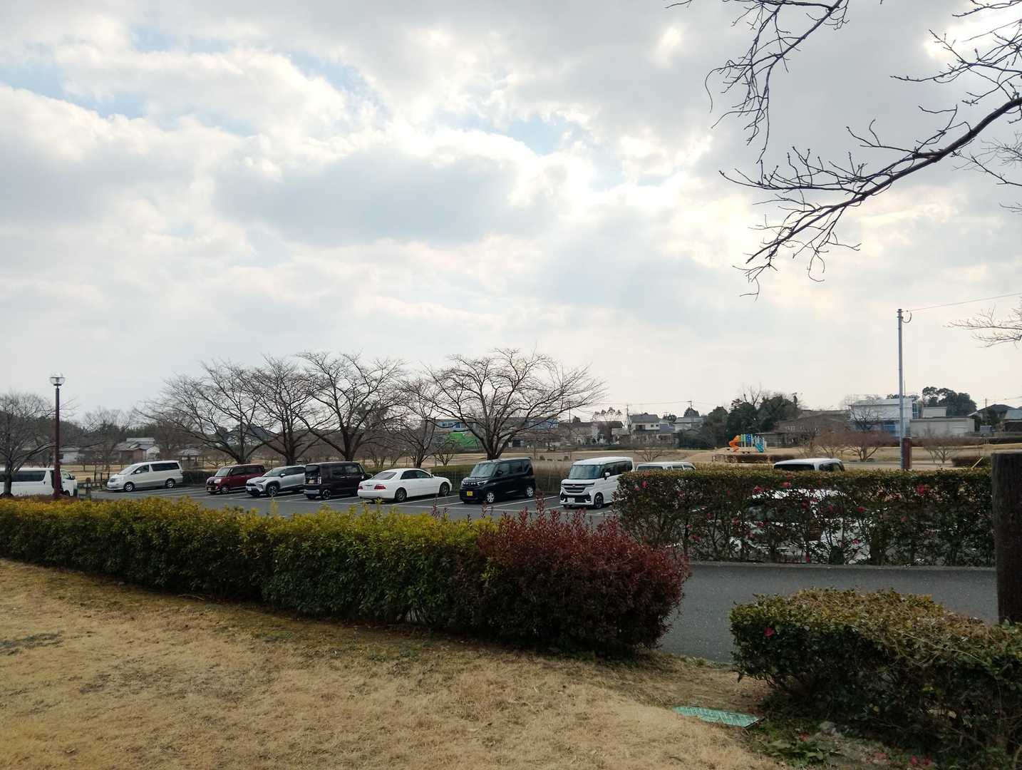 久留米から佐賀入り。
西へ西へと車を走らせ、鷹取、鎮西、土器を通り過ぎる。

久留米から目的地の金立公園コスモス園駐車場まで45分🚗

思ってたより遠かった💦