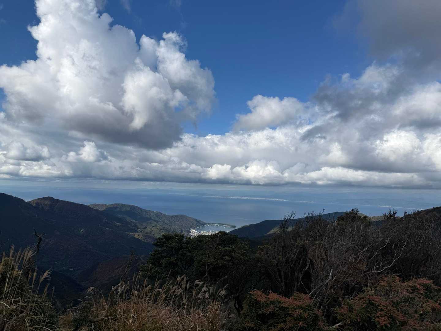 海を見ながらの山歩きも新鮮