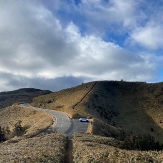 所々駐車場を挟んで登山道