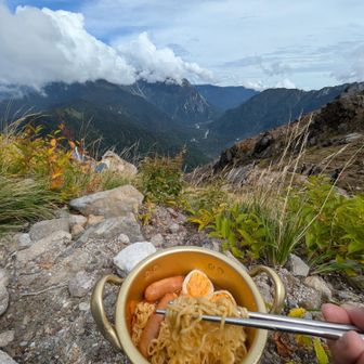 パカっと
絶景&下界の上高地を見ながら
ヒーハーヽ(=´▽`=)ﾉ
辛いけど激ウマッ

後ろから
美味しそーヽ(=´▽`=)ﾉ
一口くださーい
辛ラーメン食べたーい
と女性の声
若いカップルたち2組

。。。しばし談笑
今まで美味しそーって声掛けてくれる人は何人かいたけどね。。
対応に困りました💦
