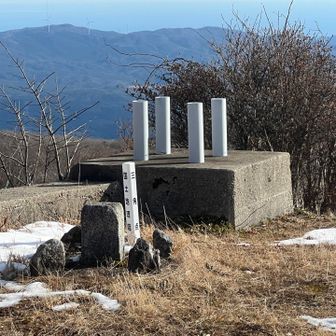 山頂三角点は航空自衛隊基地の中
見学申し込みすれば入れるのかな🈸