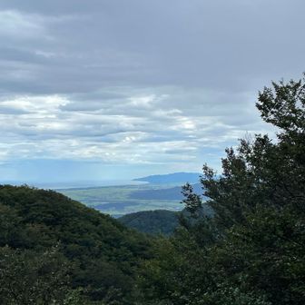 避難小屋前からは日本海が望めました♪
これから晴れの予報なのに小雨が当たる中、下山開始🐾