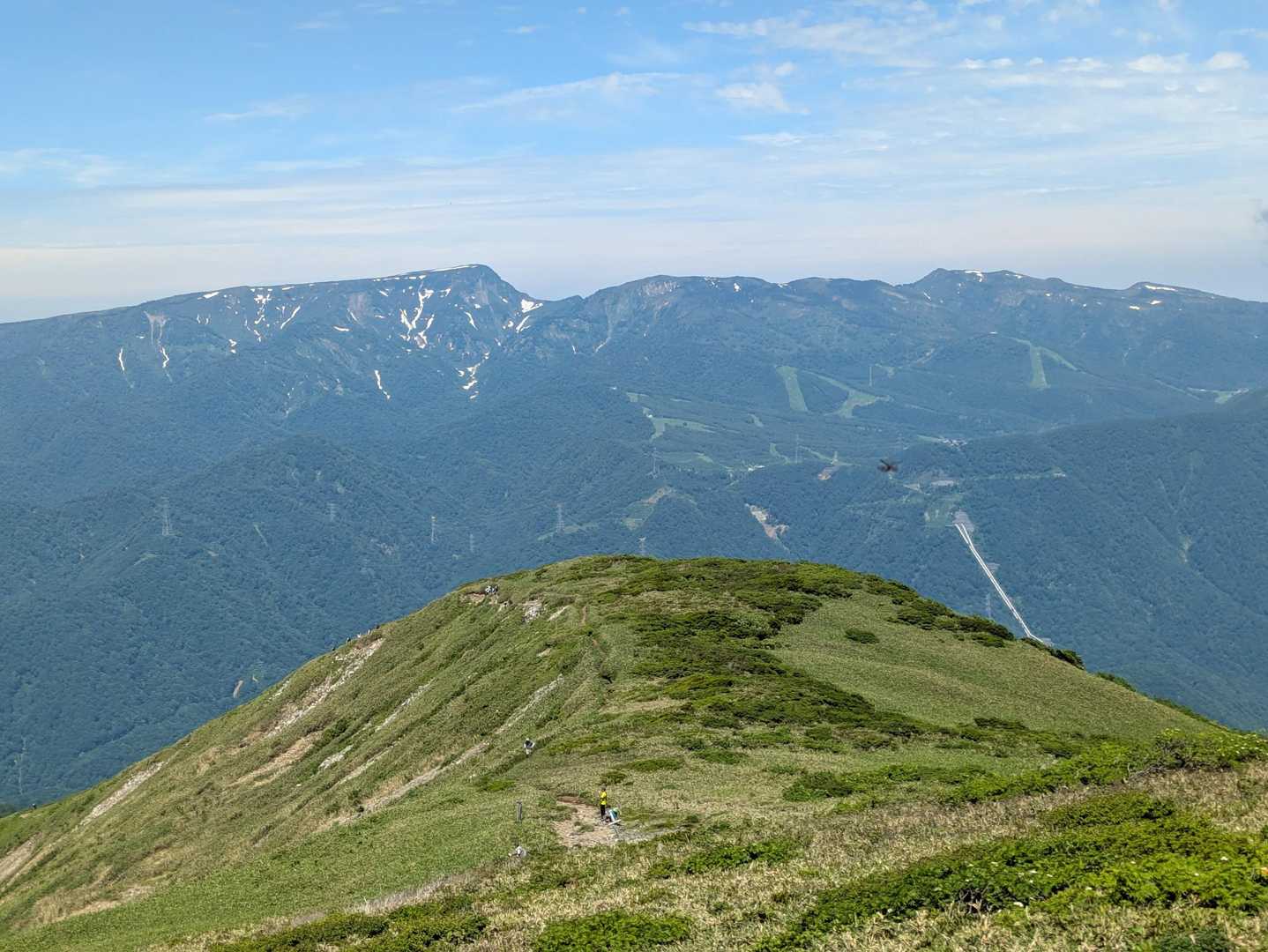 苗場山を正面に見ながら