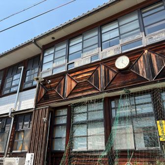 沖島小学校（現役）です。渋いですね、映画の撮影に使われそう

AIによると以下のとおり
沖島小学校の生徒数（2025年5月時点）は17人です。そのうち島内在住の児童は5人で、残りの12人は対岸の町から船で通学しています。島内の子供の減少に伴い、全域からの「離島留学」を受け入れているため、島外からの通学生が多くなっています。 
