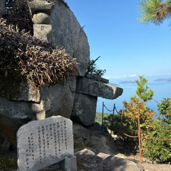 案外綺麗だな、と思ったら平成21年に建立された、との碑文。