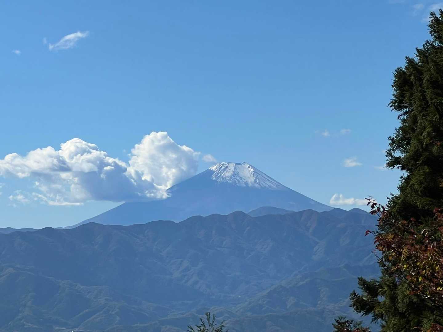 富士山✨　10/23に初冠雪したそうです　やっと青空といっしょの姿を見られました