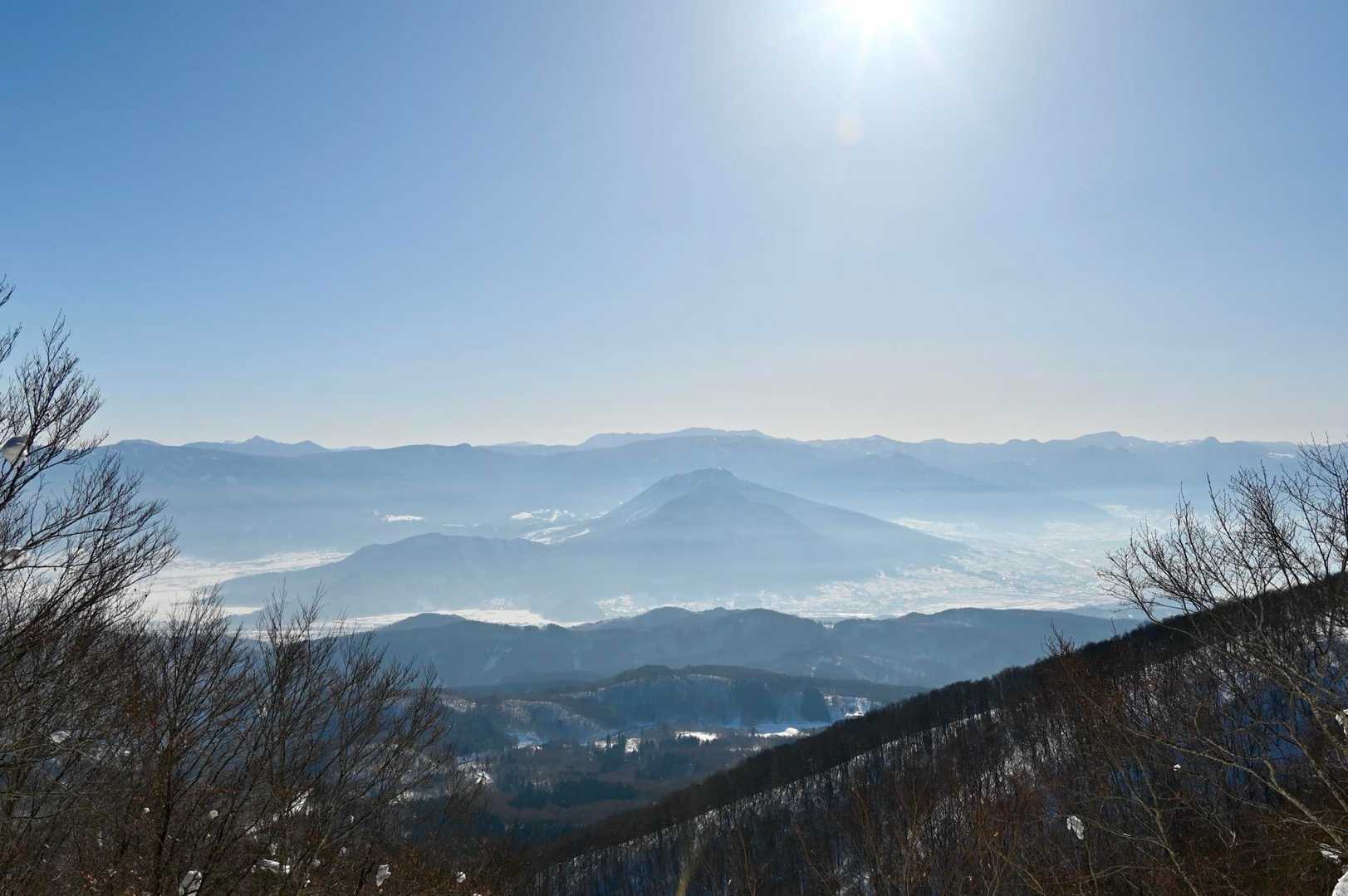 志賀高原方面が一望でーす

眼下には高社山

登ってみたい信州里山の一つです

裏岩菅山を中心に素晴らしい眺望だ