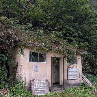 トイレ。
外観は微妙だけど、中は水洗で綺麗