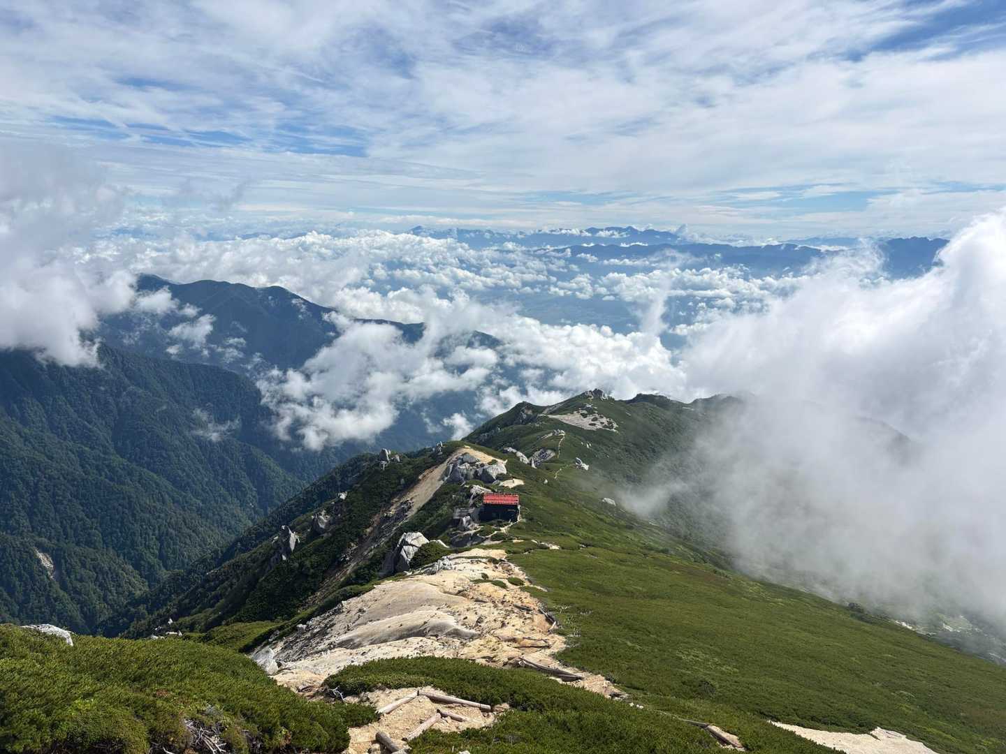 山頂より、登ってきた道と空木駒峰ヒュッテ。そして遥か遠くに八ヶ岳連峰✨