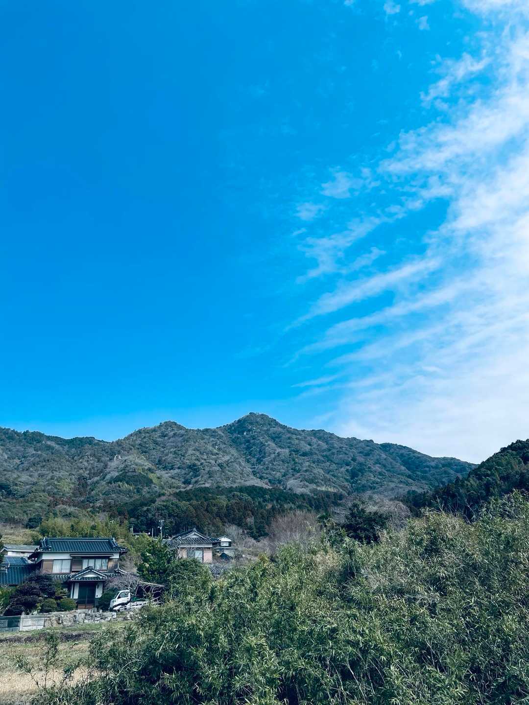 登山中ずっと薄曇りで肌寒かったんですが降りて振り返ったらこの通り😅
晴天の琴石山でした⛰️
