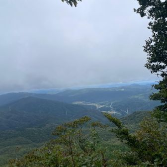 山頂から北の方に１分ぐらい行ったところに崖上の展望が広がるところがあります。そこから一瞬、地上が見えました。中国道が見えますので、吉和方面です。