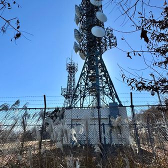 川木沢ノ頭には鉄塔のある建物がありました
山頂標識は無し