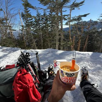 小屋まで戻ってカップ麺をば🍜トムヤムクンとトマトチリ派🍅