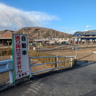親鼻駅へ線路を渡る