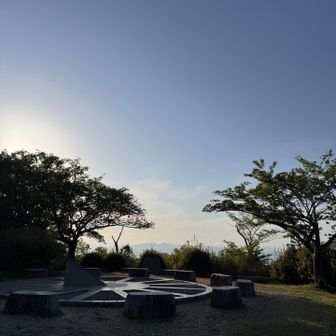 今日もひっそり雌岳の山頂。
空は快晴、気持ち良いな。