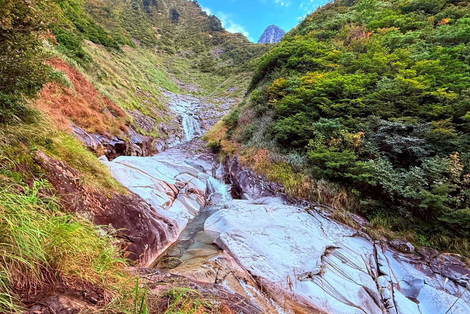 前半は高巻きが多いけど、沢床は早々に本気を出してきた

天狗岩ﾁﾗｯ
