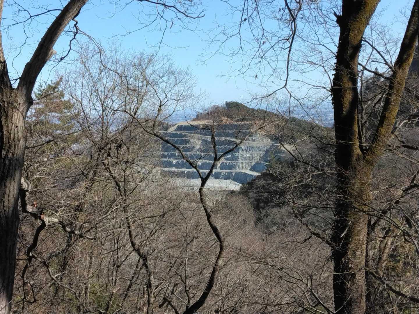 採石場
ずっと重機の音…
午前中は何度も鳴ったサイレンの後に発破があり地響き…😓