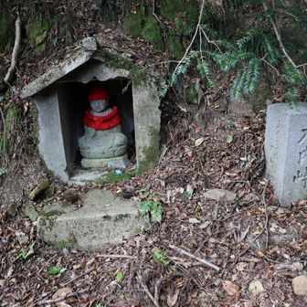 峠にはお地蔵さまが祀られていました。
今は廃村となった大内集落の人々はこの峠
を越えて竹田を行き来したようです。