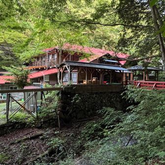 赤い屋根の金湯館岳見えてきた