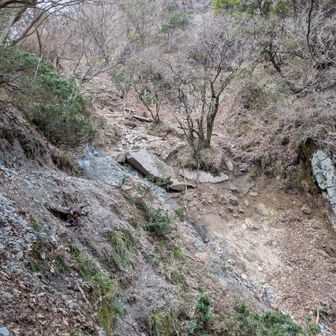 水沢峠直下の危険箇所、歩く分にはそれほど危険ではないけど崩落の可能性あるらしいのが怖い