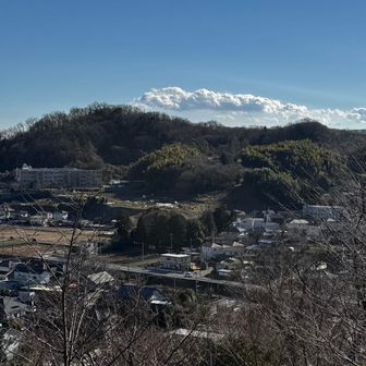 津古久峠方面を望む。
その左には懐かしき母校