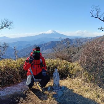 撮っていただきました😹
遠くからいらっしゃって久しぶりの登山とのこと
地元のおすすめの山いろいろ聞きましたよ〜😏
