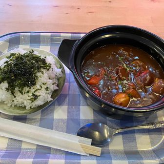 マナスル山荘でビーフシチューいただきました。美味しかった〜。
ビショビショで入ってきたのにとても優しく接していただき、少し奥さんとお話させていただきました。
雨が少なかったせいか、今年はスズランの生育が遅いそうです。スズランが咲くと甘い香りが漂うそうですよ。